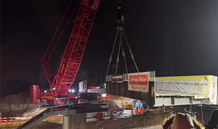 Ebenso die tonnenschwere Passarelle.