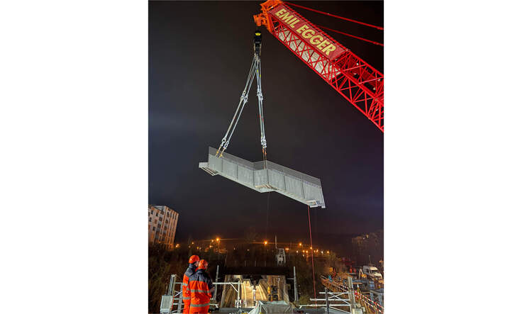 In der Nacht wird die Treppe mit einem Spezialkran eingehoben.